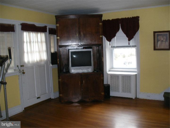 7234 Hilltop Road Upper Darby, PA 19082 - Photo 4 of 24 Living Room