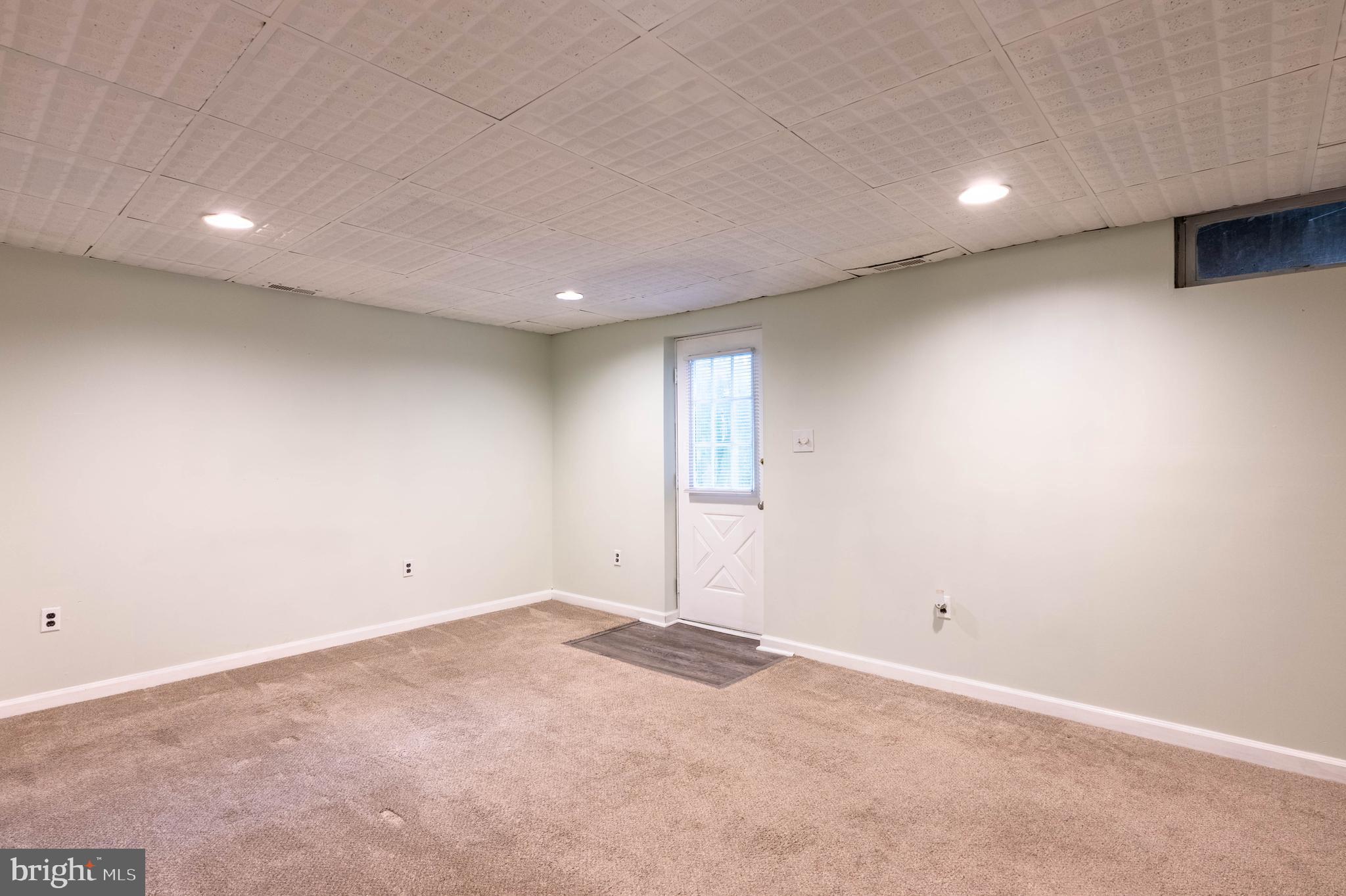 27 Cavan Green Nottingham, MD 21236 - Photo 22 of 31 an empty room with a projector