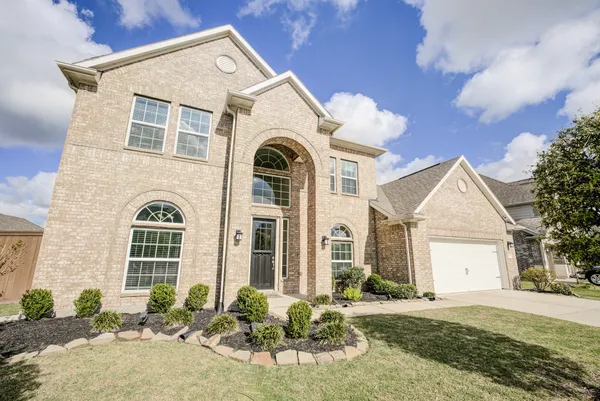 $439,900 | 219 Bentwater Lane, Clute, TX 77531