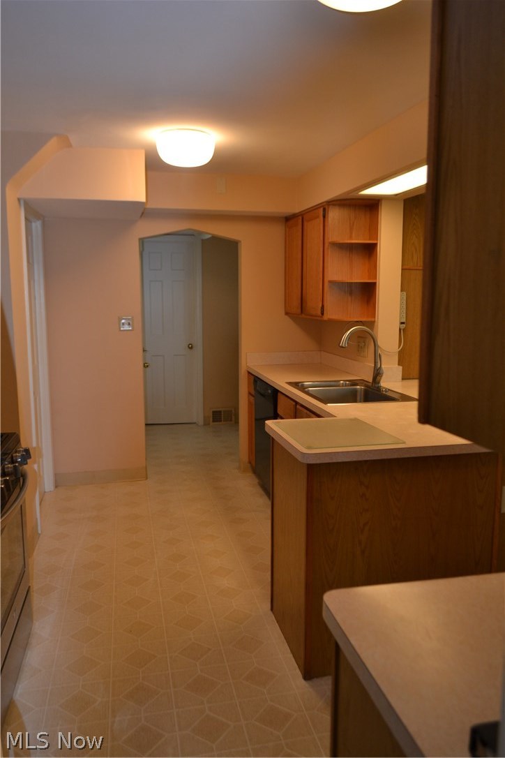 830 Quilliams Road Cleveland Heights, OH 44121 - Photo 17 of 35 Plenty of counter space in this kitchen.