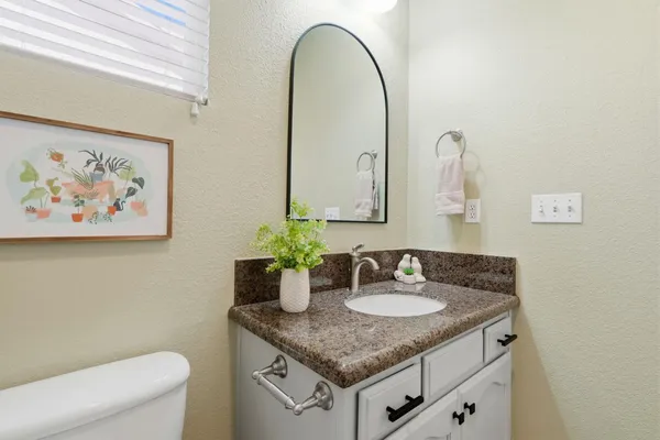 $579,900 | 1631 Kamm Avenue, Kingsburg, CA 93631