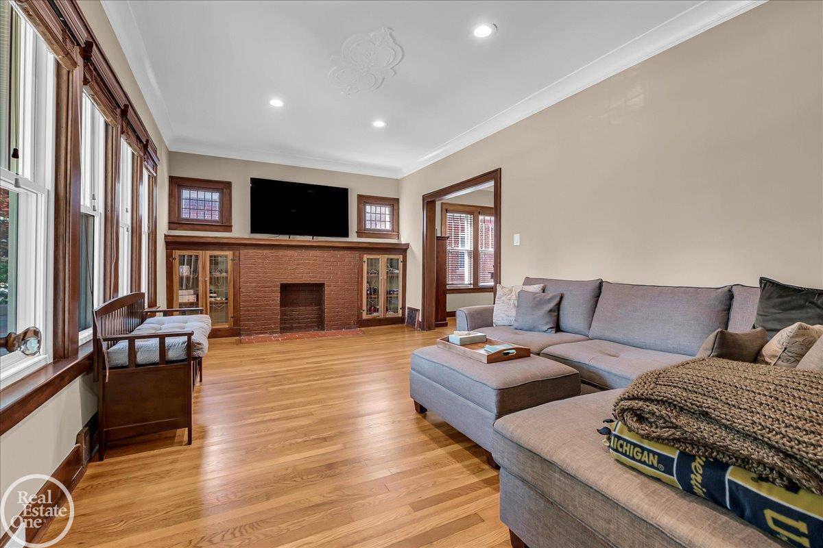 1357 Nottingham Road Grosse Pointe, MI 48230 - Photo 6 of 38 50180286-65a48f80-ef6e-415b-9c83-f6e1f9bd2263.JPG