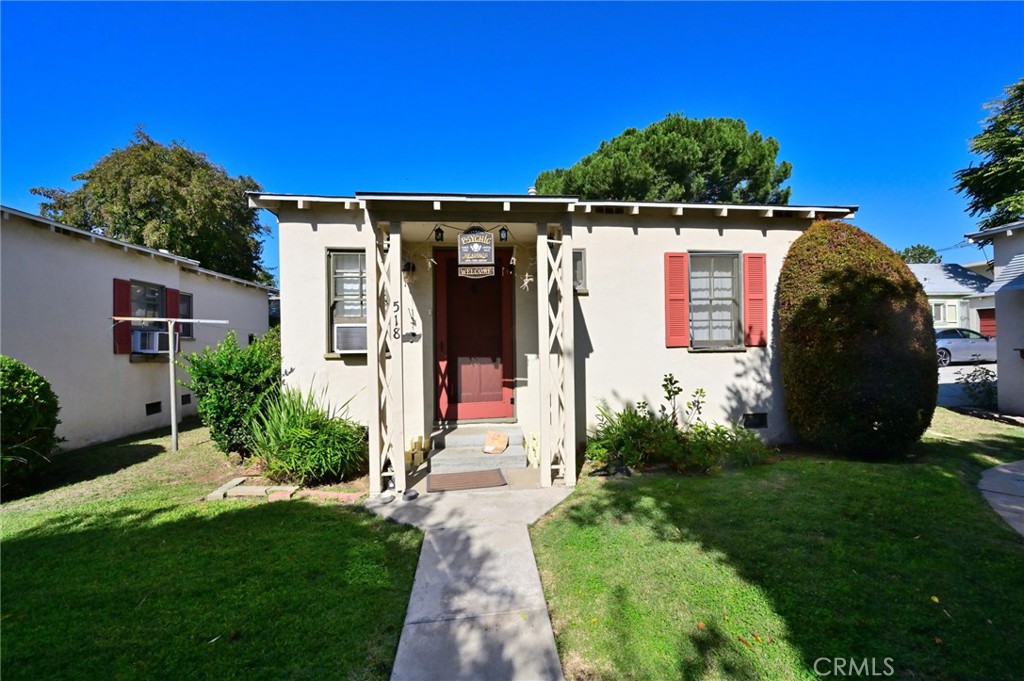 514 North Madison Avenue Pasadena, CA 91101 - Photo 14 of 29 a view of a back yard of the house