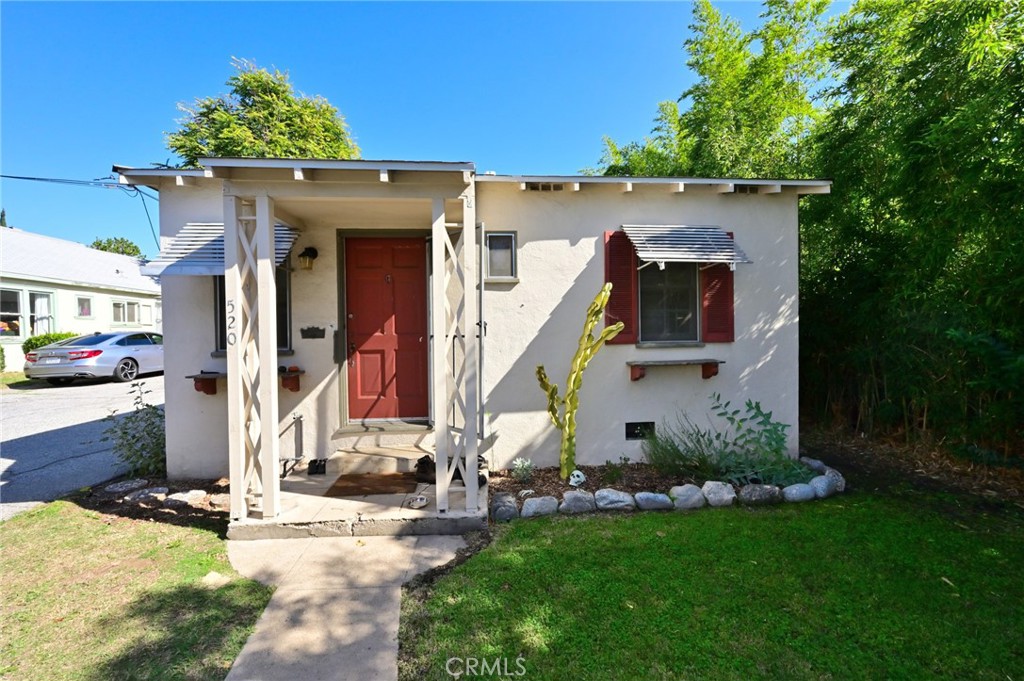 514 North Madison Avenue Pasadena, CA 91101 - Photo 15 of 29 a front view of a house with garden