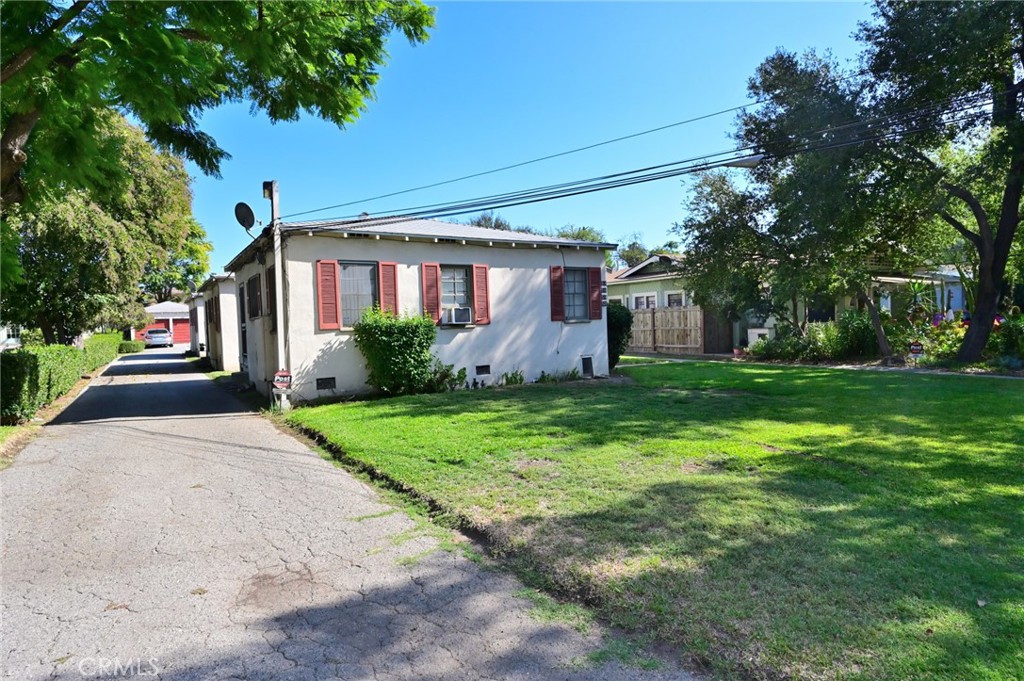 514 North Madison Avenue Pasadena, CA 91101 - Photo 19 of 29 a front view of house with yard and green space
