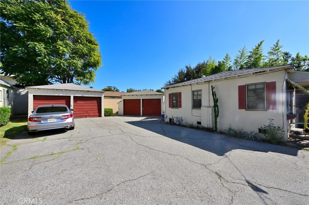 514 North Madison Avenue Pasadena, CA 91101 - Photo 20 of 29 a front view of a house with a yard