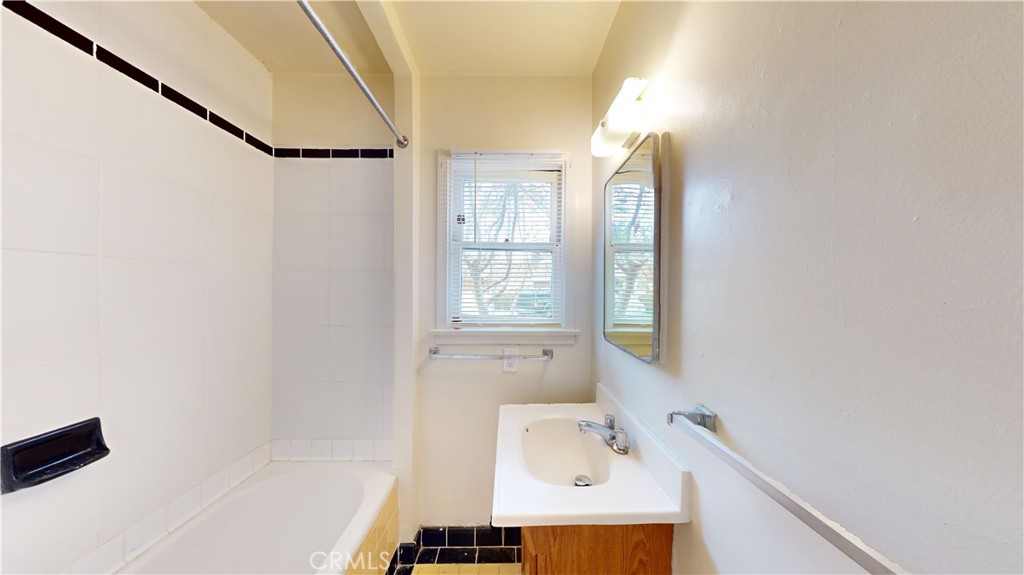 514 North Madison Avenue Pasadena, CA 91101 - Photo 28 of 29 a bathroom with a bathtub and a window