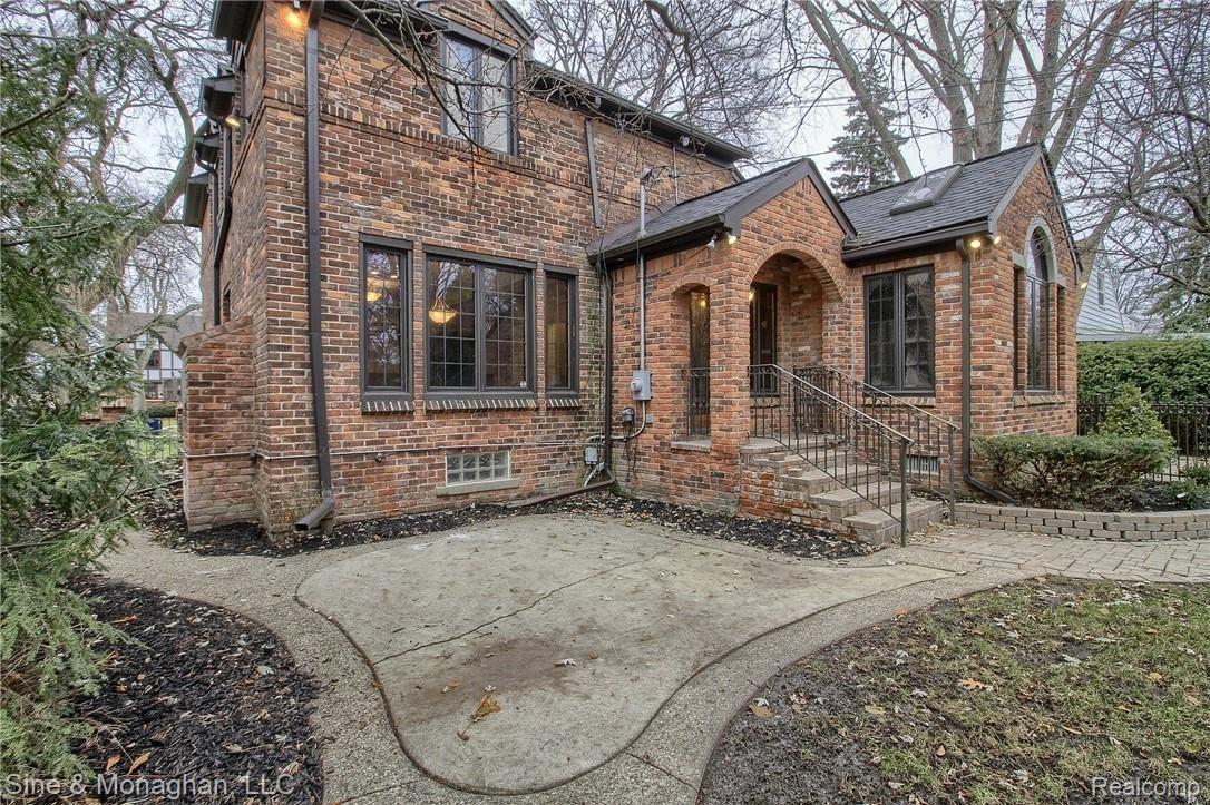 524 Barrington Road Grosse Pointe, MI 48230 - Photo 29 of 57 31-Patio.jpg