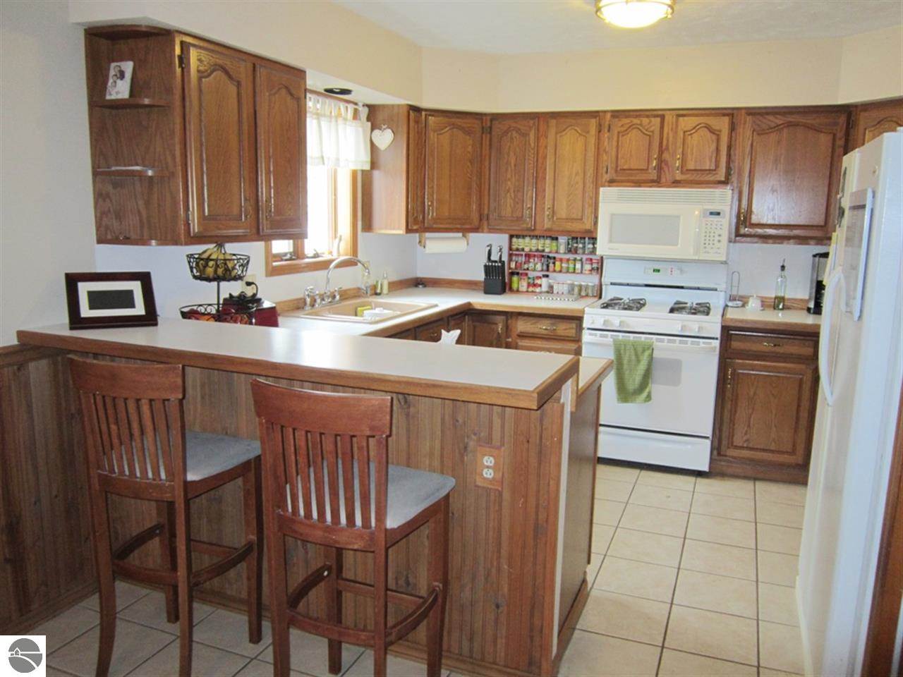 4210 Summerhill Road Traverse City, MI 49684 - Photo 6 of 20 1782045-5.JPG