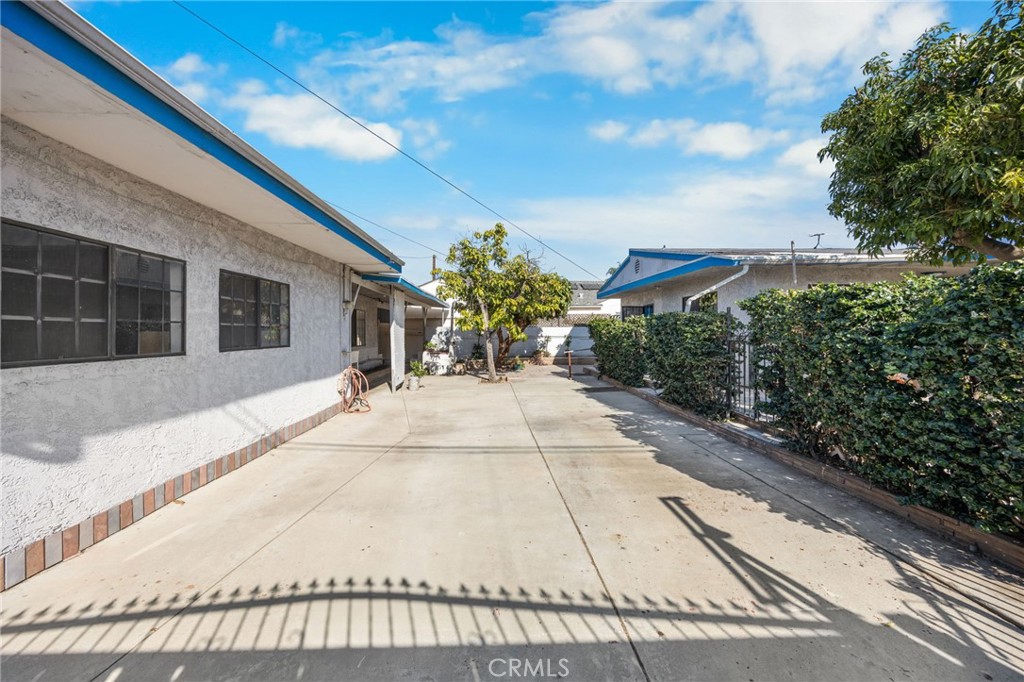 761 South Bluff Road Montebello, CA 90640 - Photo 21 of 32 Driveway