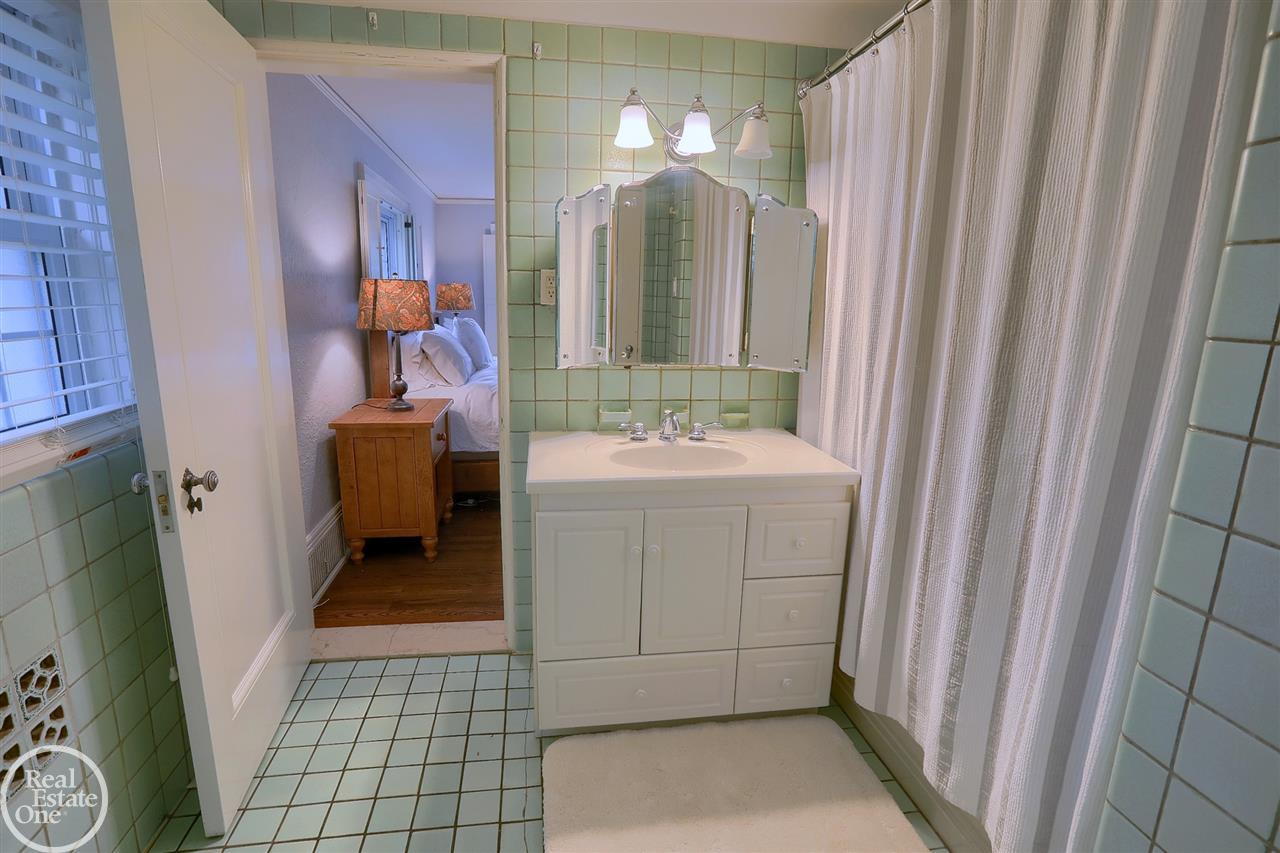 805 Whittier Road Grosse Pointe, MI 48230 - Photo 19 of 30 31397913-18.JPG