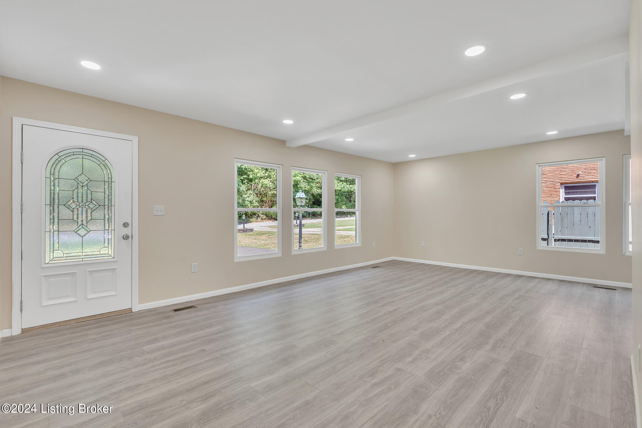 5357 Park Road Louisville, KY 40214 - Photo 4 of 54 Living Room