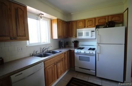9286 Green Road Goodrich, MI 48438 - Photo 5 of 12 Kitchen.2
