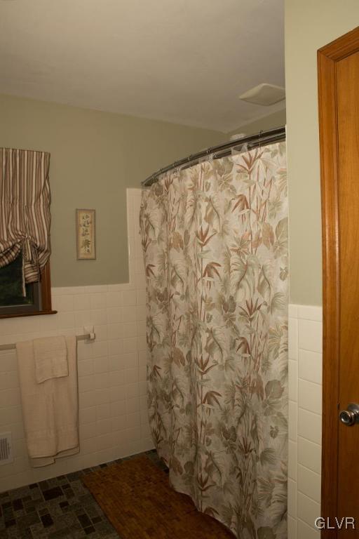 3841 Ohley Court Bethlehem, PA 18020 - Photo 16 of 25 Gallery Image 16