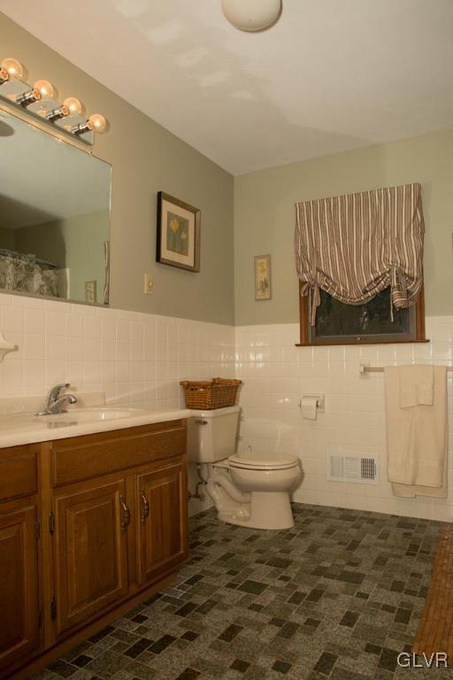 3841 Ohley Court Bethlehem, PA 18020 - Photo 17 of 25 Gallery Image 17