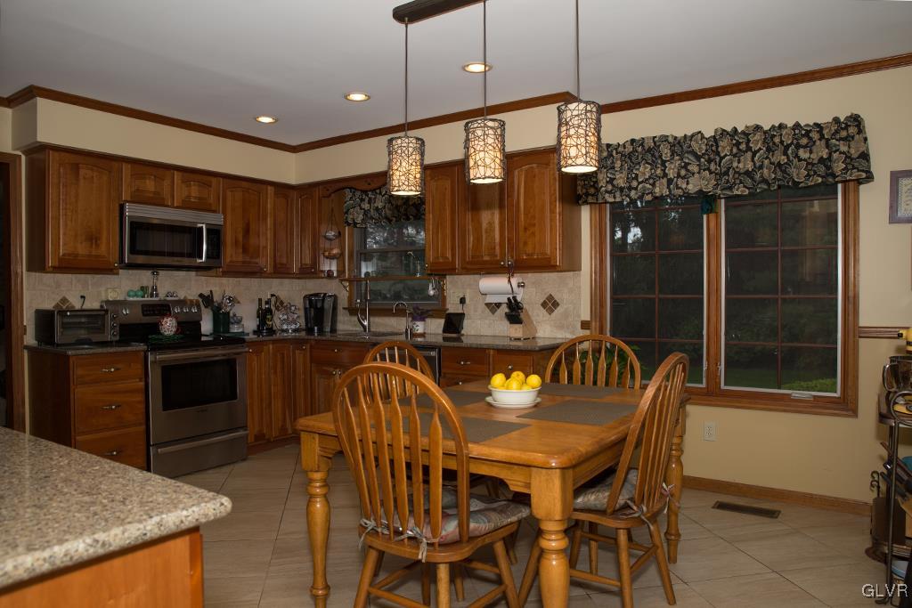 3841 Ohley Court Bethlehem, PA 18020 - Photo 4 of 25 Gallery Image 4