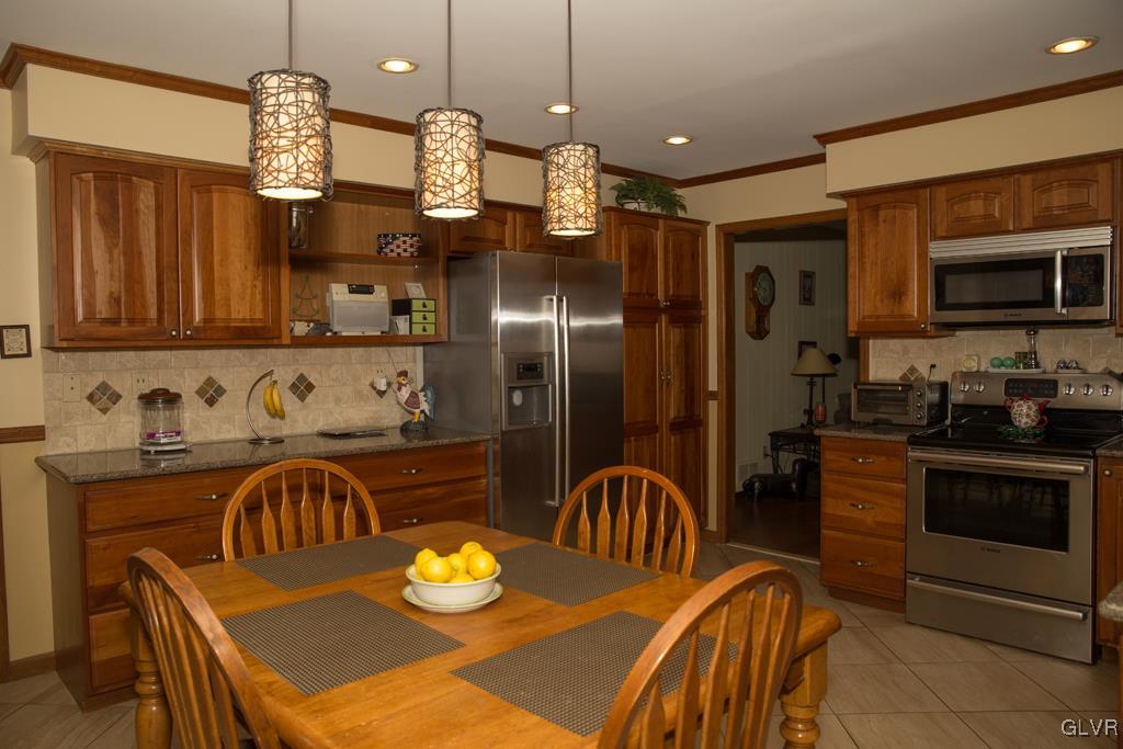3841 Ohley Court Bethlehem, PA 18020 - Photo 5 of 25 Gallery Image 5