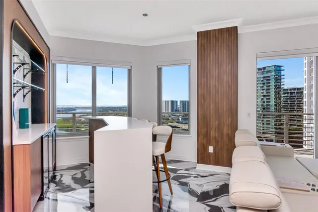 a view of entryway of the building