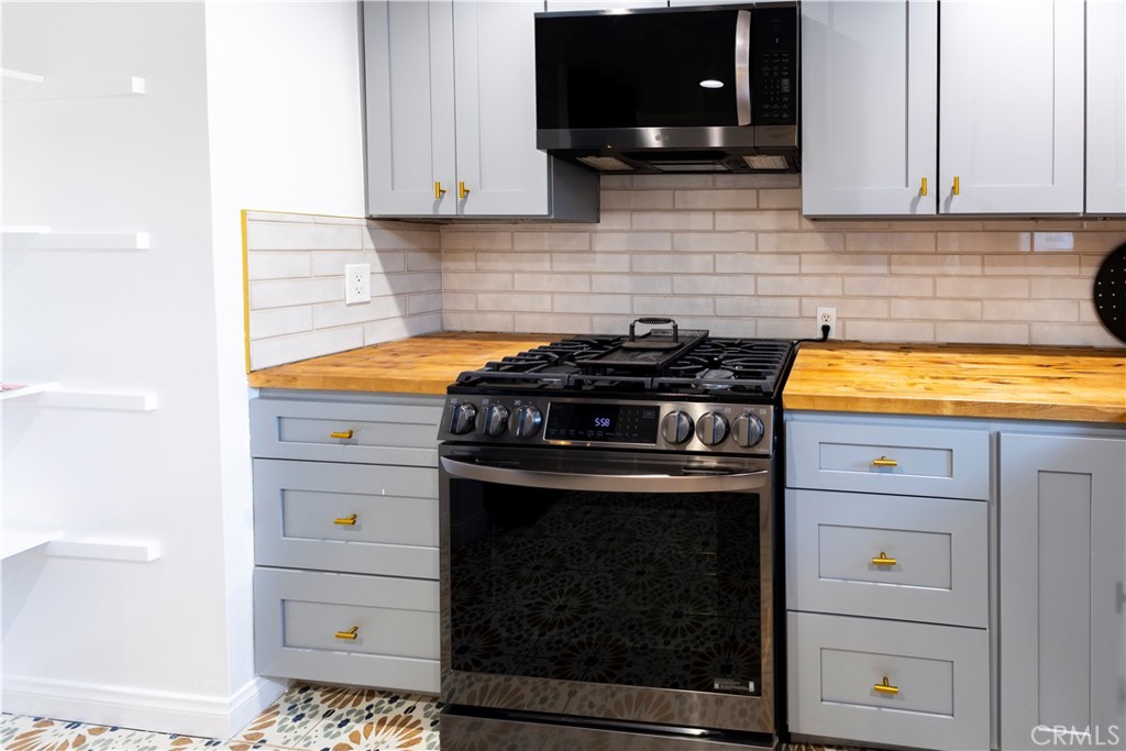 2624 Mill Creek Road Mentone, CA 92359 - Photo 8 of 24 Range/Gas and AirFryer with new microwave