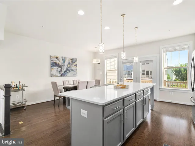 a large kitchen with kitchen island a large island in it