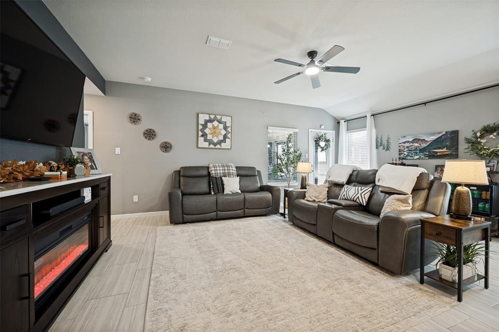 5529 Legends Way Krum, TX 76249 - Photo 8 of 27 Gallery Image 8
