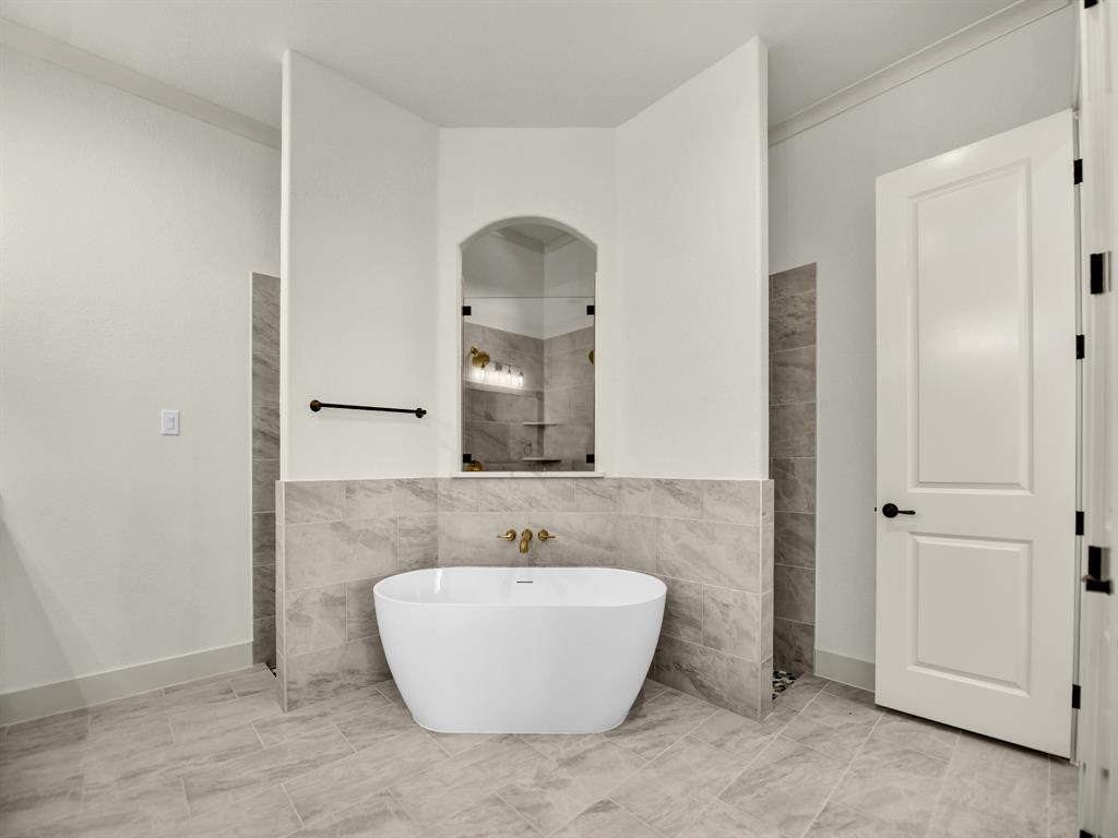 148 Daggett Drive Decatur, TX 76234 - Photo 24 of 36 a bathroom with a bathtub and a sink