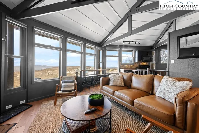 $685,000 | 109 Skiloft Road, Beech Mountain, NC 28604