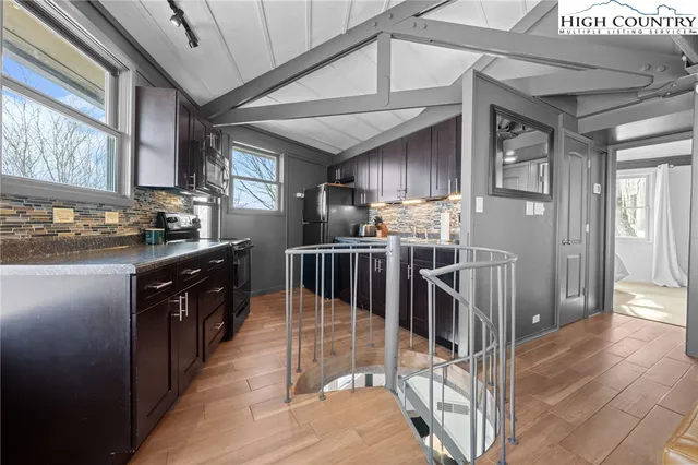 $685,000 | 109 Skiloft Road, Beech Mountain, NC 28604