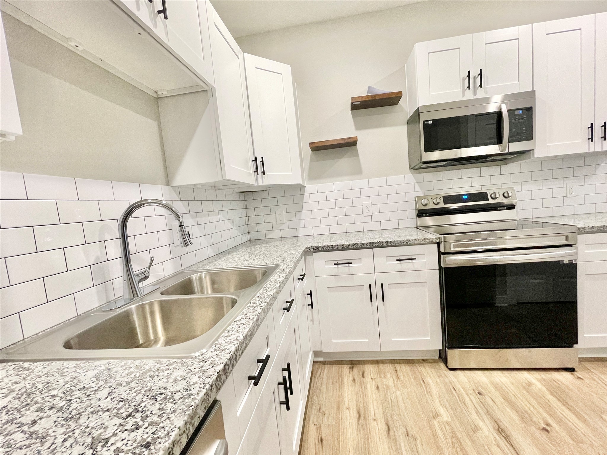 10317 Lake Road, Unit 4A Houston, TX 77070 - Photo 8 of 13 kitchen