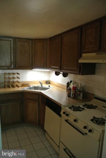1406 Northgate Square, Unit 14062 Reston, VA 20190 - Photo 4 of 23 Kitchen