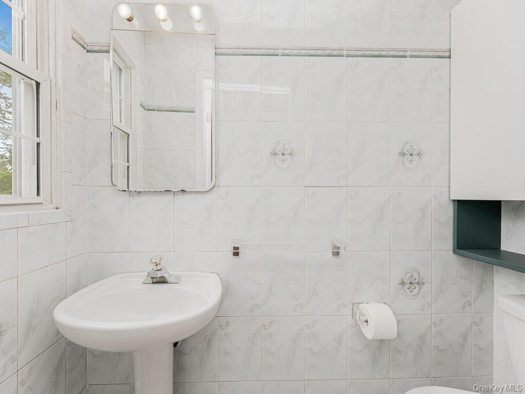 131 Huntsbridge Road, Unit 2 Yonkers, NY 10704 - Photo 9 of 17