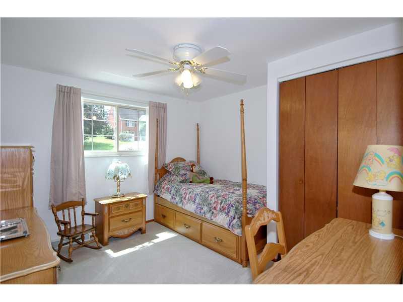 130 Easley Road Pittsburgh, PA 15237 - Photo 12 of 22 Bedroom. Pretty 2nd bedroom.