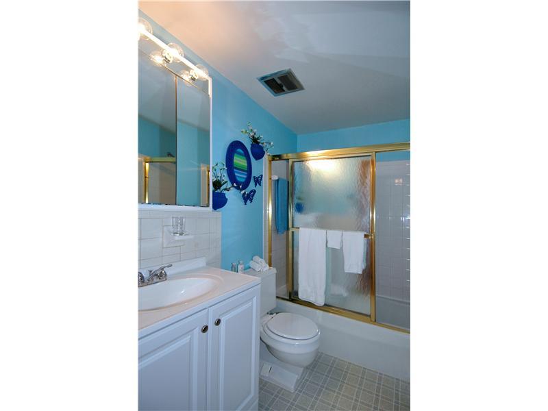 130 Easley Road Pittsburgh, PA 15237 - Photo 14 of 22 Full Bath. Updated spa-like blue bath.