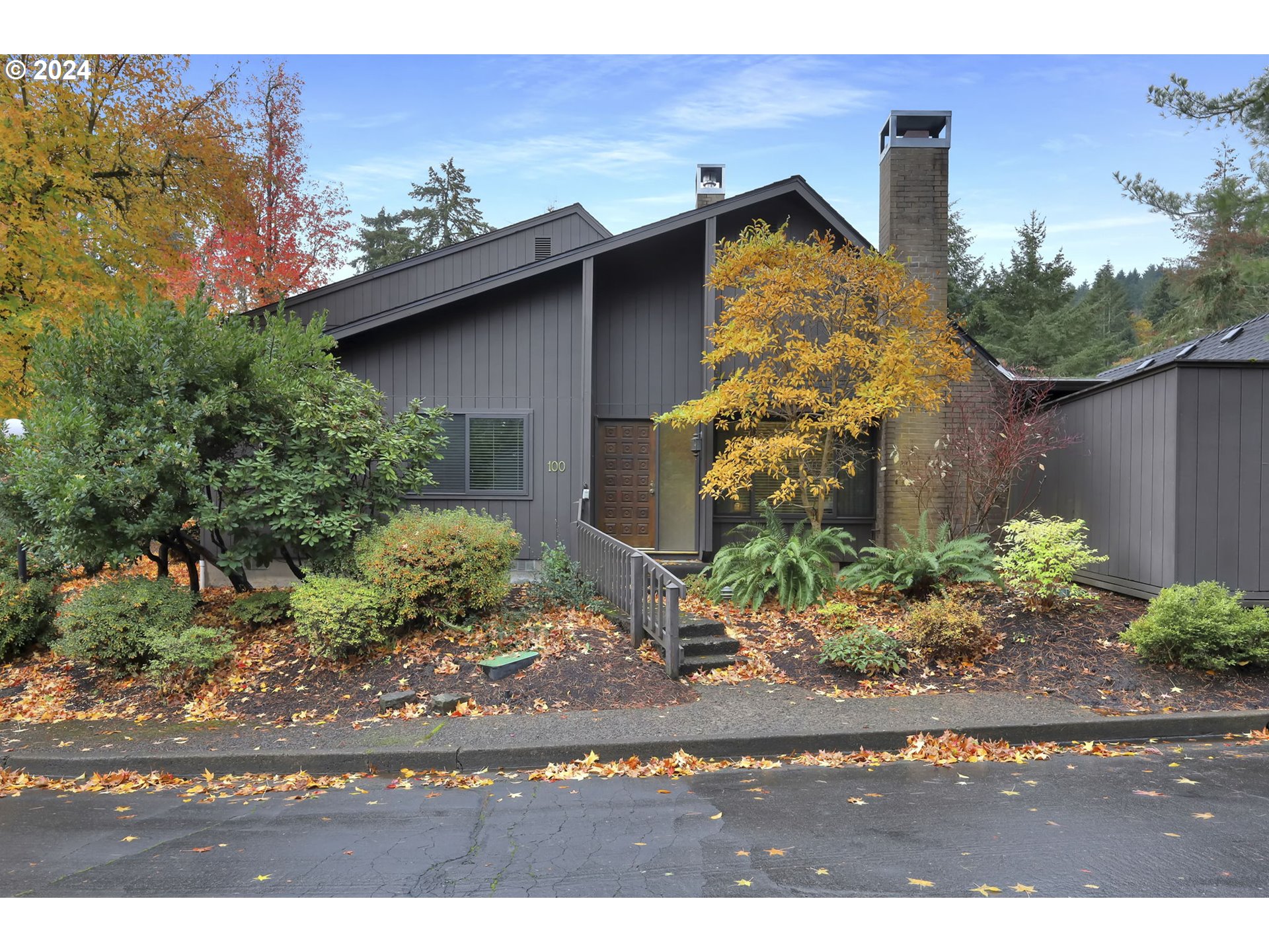 100 Westbrook Way Eugene, OR 97405 - Photo 2 of 48 a front view of house with yard