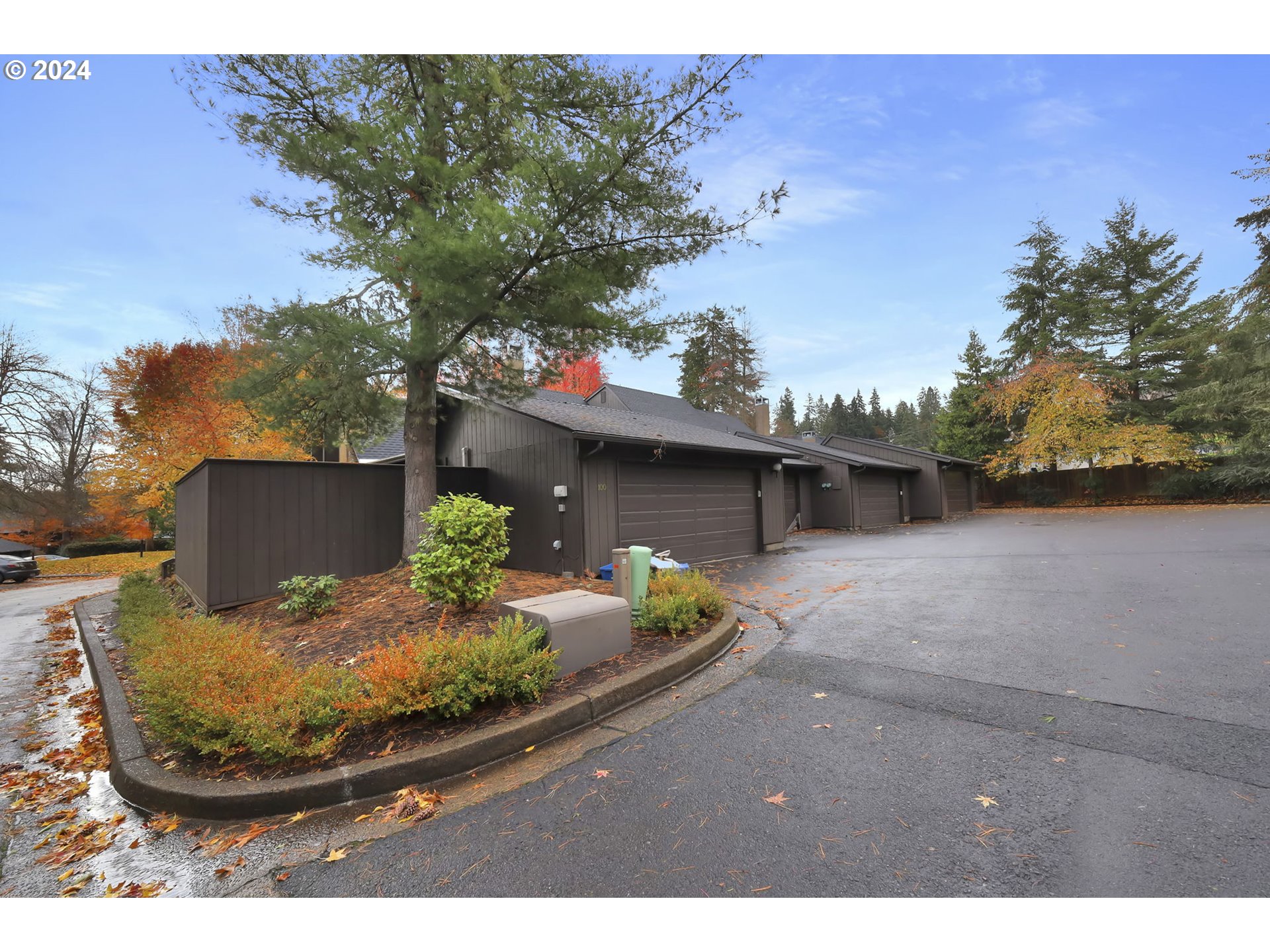 100 Westbrook Way Eugene, OR 97405 - Photo 41 of 48 a ocean view with a sitting space