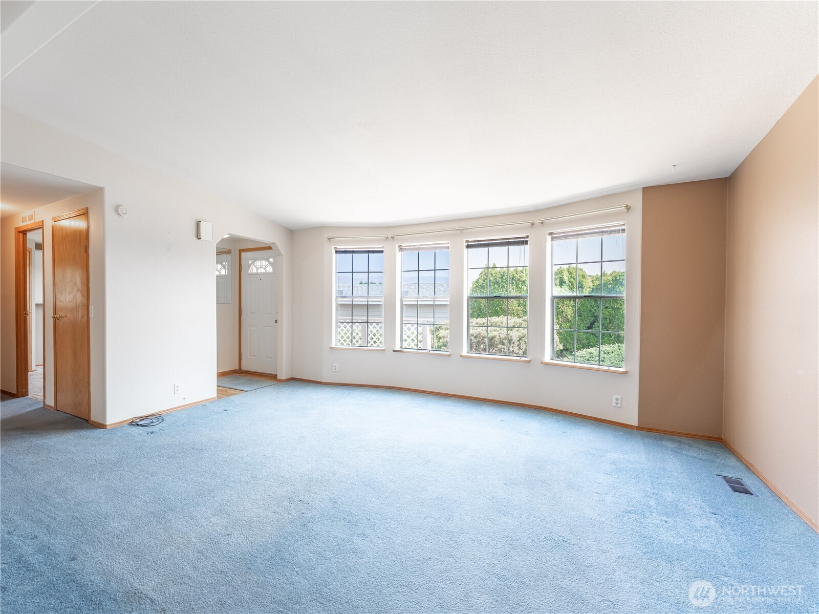 914 Meadow Ridge Drive Wenatchee, WA 98801 - Photo 14 of 35 an empty room with windows and closet