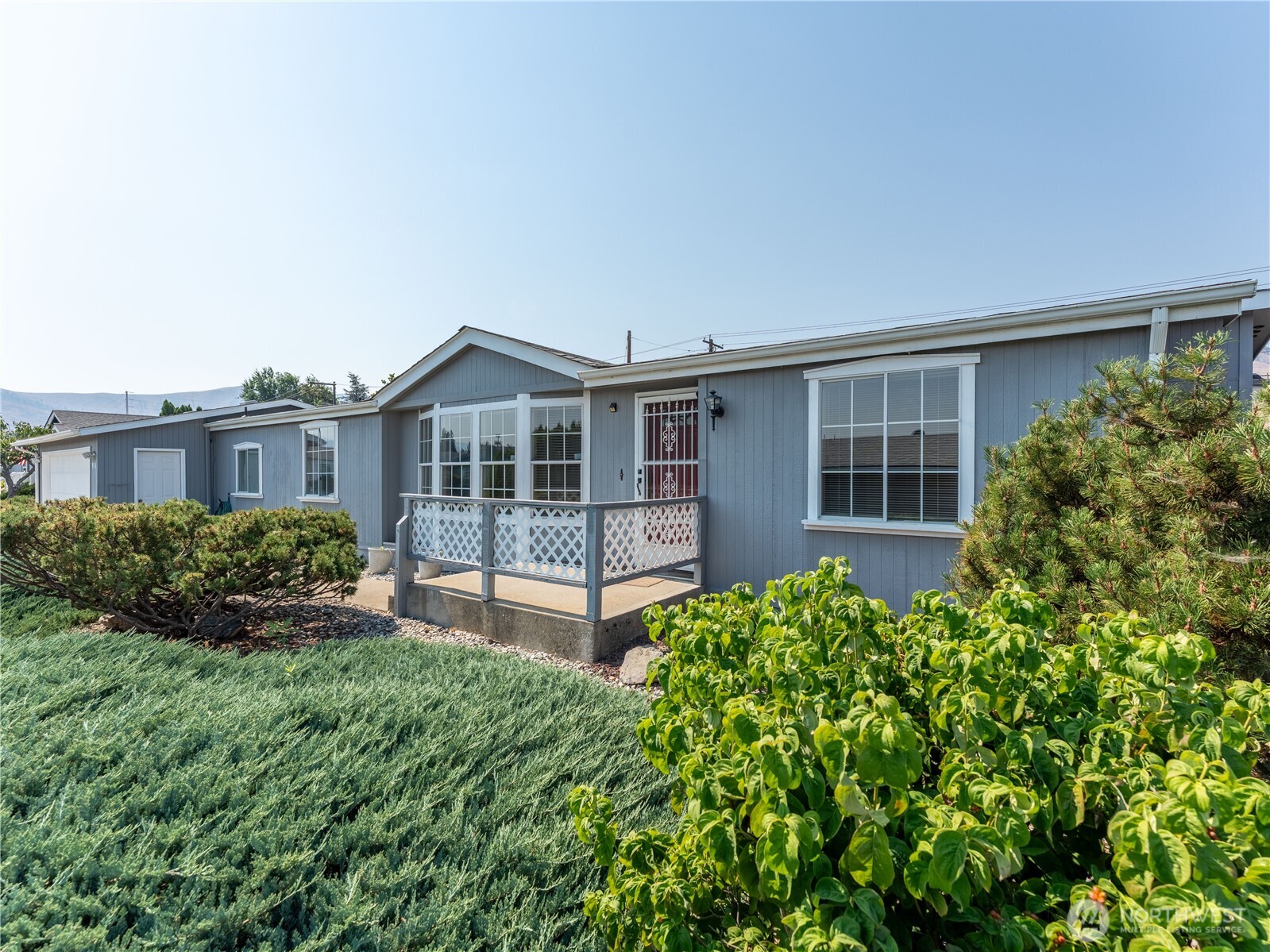 914 Meadow Ridge Drive Wenatchee, WA 98801 - Photo 2 of 35 front view of a house with a yard