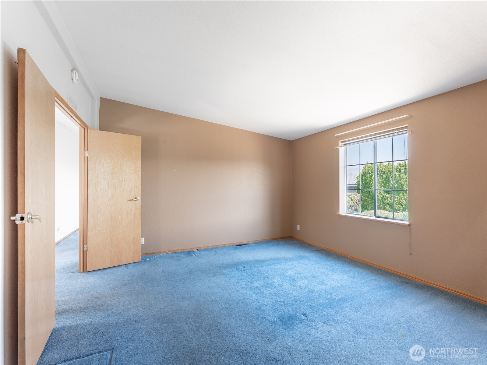 914 Meadow Ridge Drive Wenatchee, WA 98801 - Photo 21 of 35 an empty room with windows