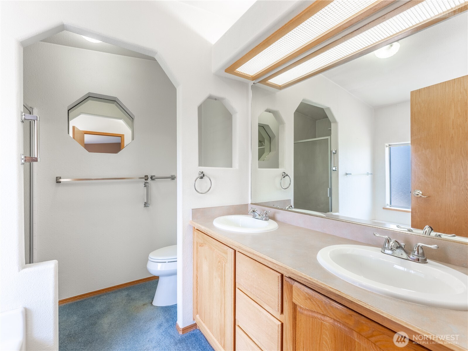 914 Meadow Ridge Drive Wenatchee, WA 98801 - Photo 22 of 35 a bathroom with a sink a toilet and a mirror