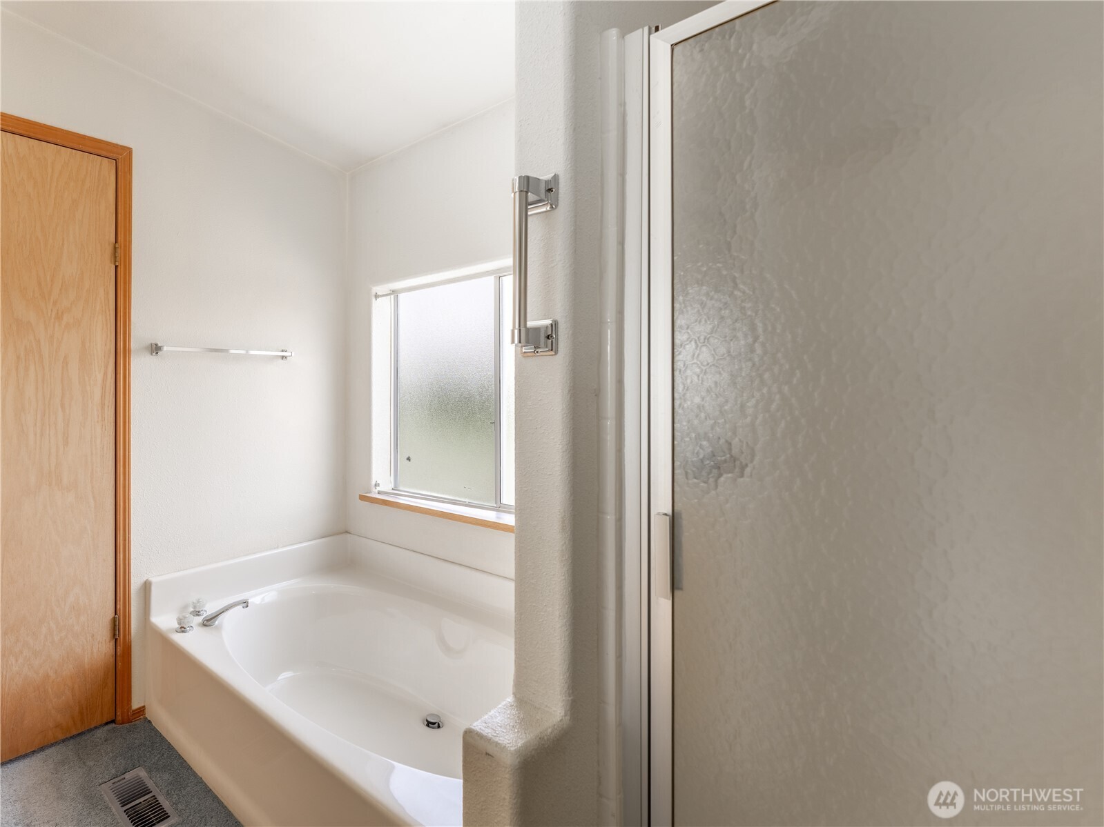 914 Meadow Ridge Drive Wenatchee, WA 98801 - Photo 23 of 35 a bathroom with a tub and shower