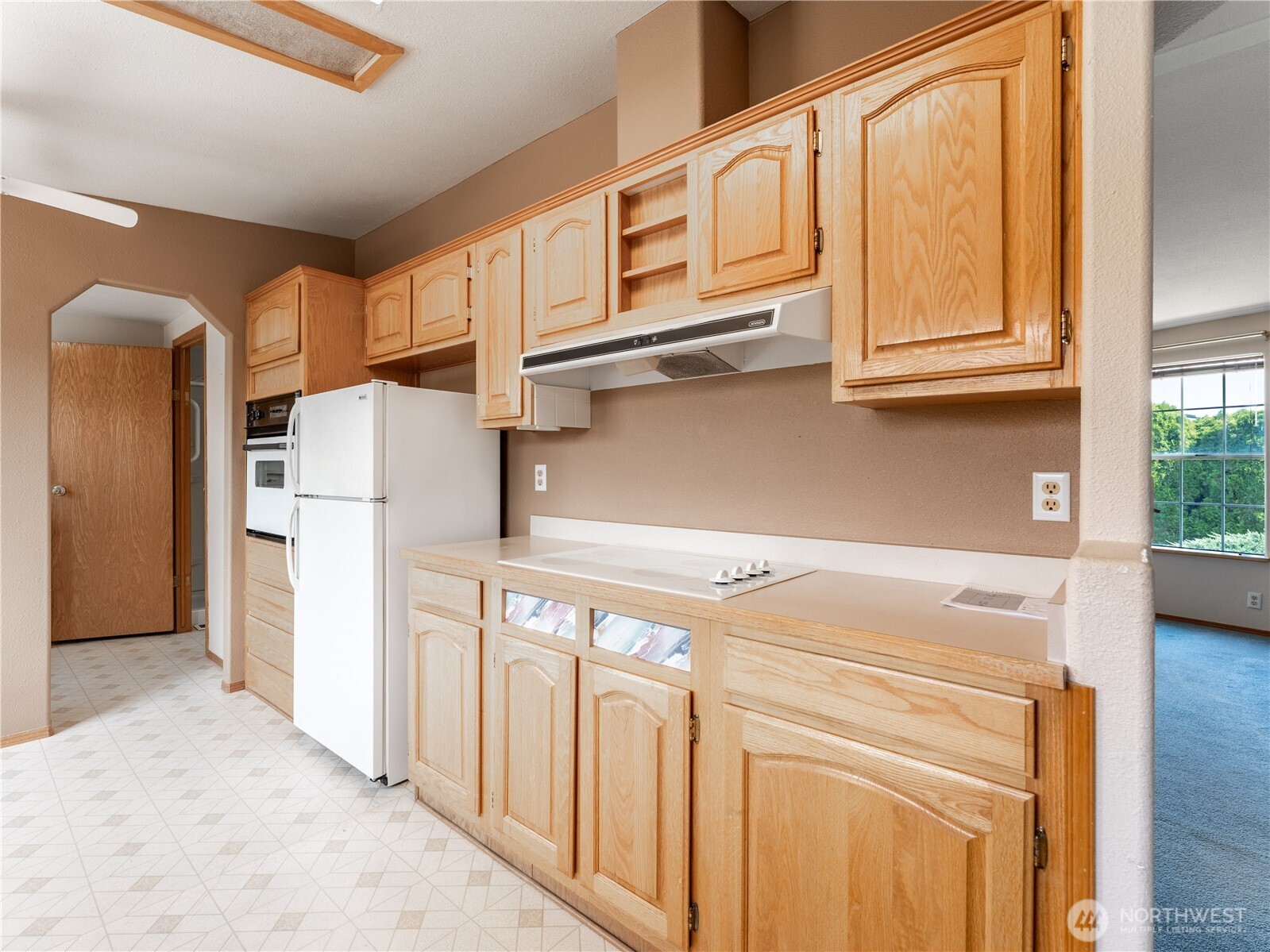 914 Meadow Ridge Drive Wenatchee, WA 98801 - Photo 25 of 35 a kitchen with stainless steel appliances granite countertop a refrigerator and a stove