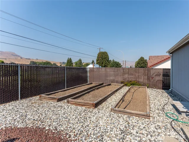 a view of a backyard