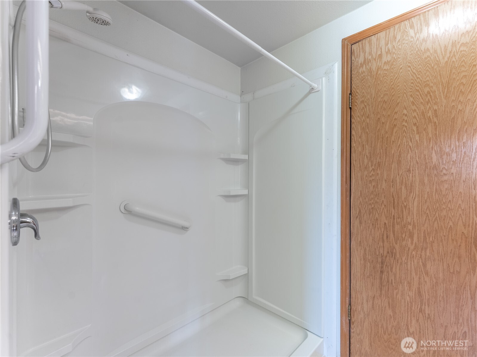 914 Meadow Ridge Drive Wenatchee, WA 98801 - Photo 32 of 35 a bathroom with a shower