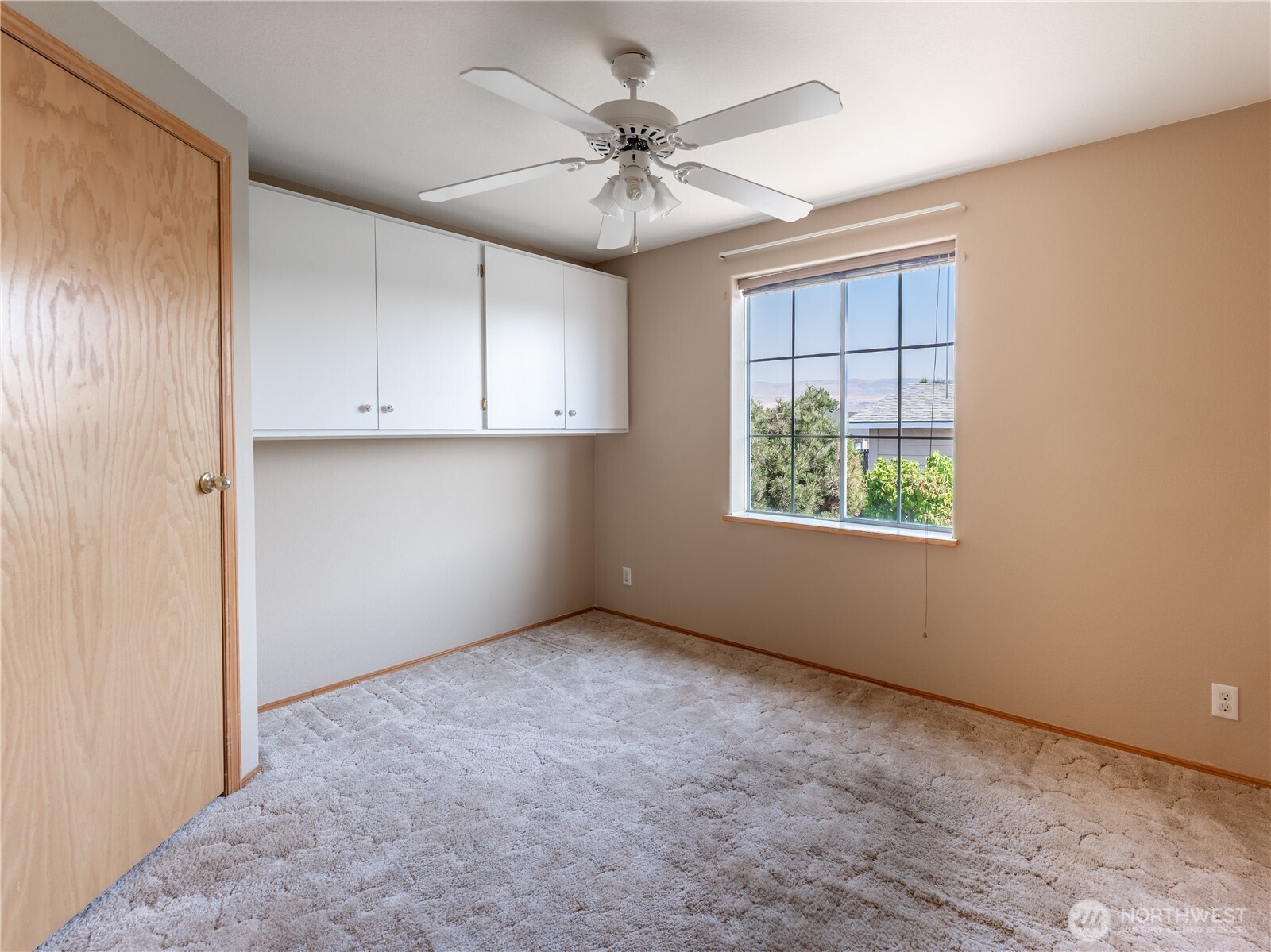 914 Meadow Ridge Drive Wenatchee, WA 98801 - Photo 33 of 35 an empty room with windows and cabinet