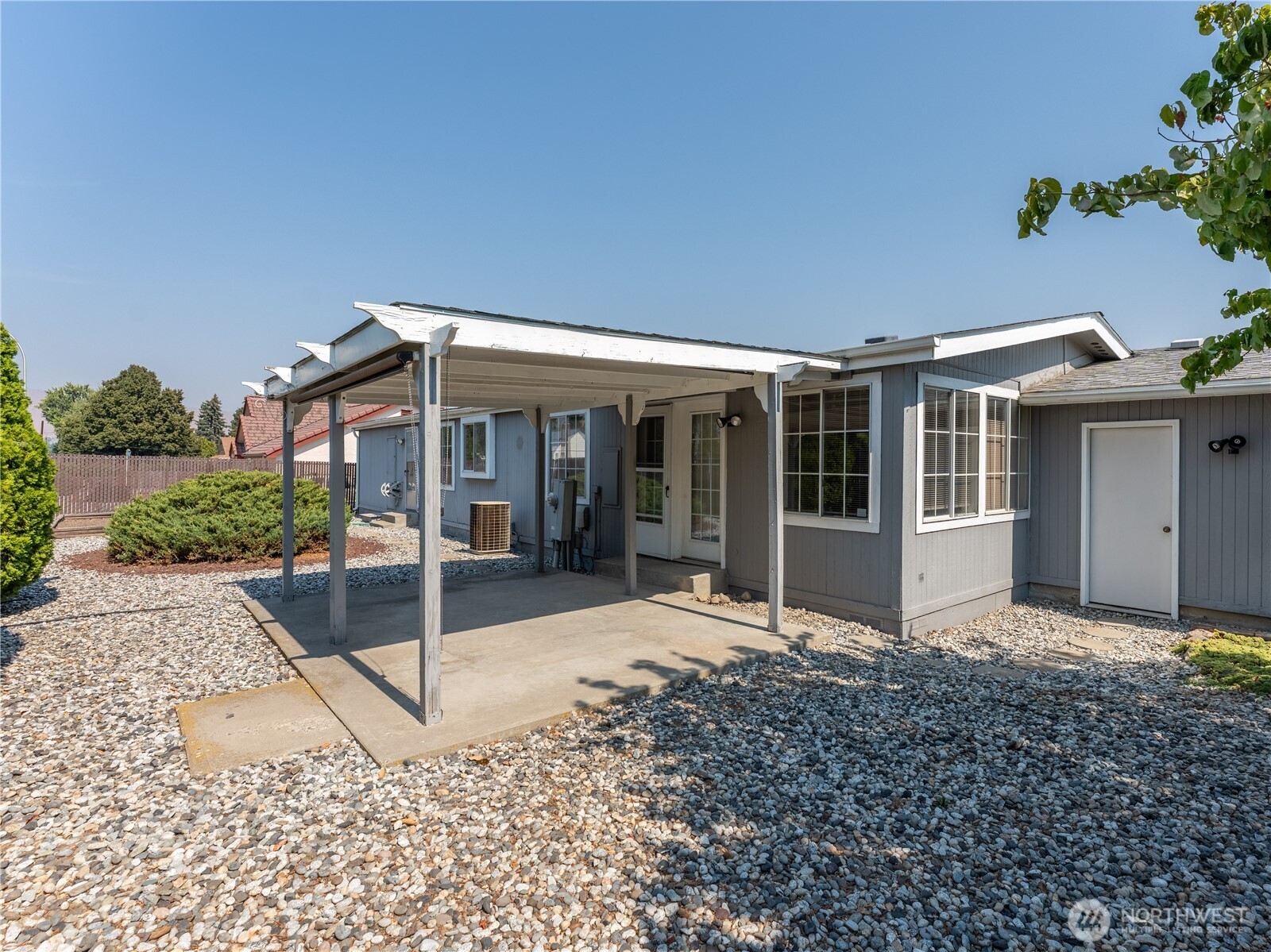 914 Meadow Ridge Drive Wenatchee, WA 98801 - Photo 5 of 35 front view of a house with a porch