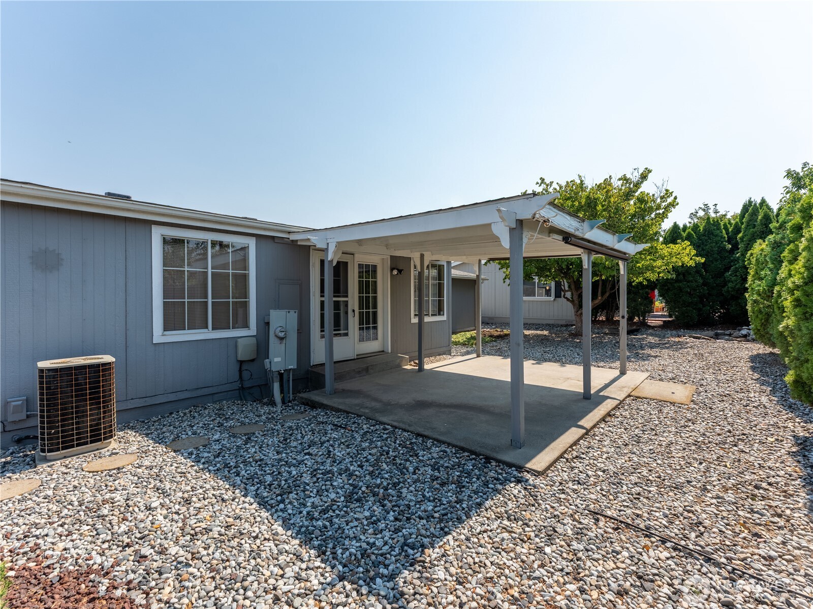 914 Meadow Ridge Drive Wenatchee, WA 98801 - Photo 7 of 35 a backyard of a house with table and chairs