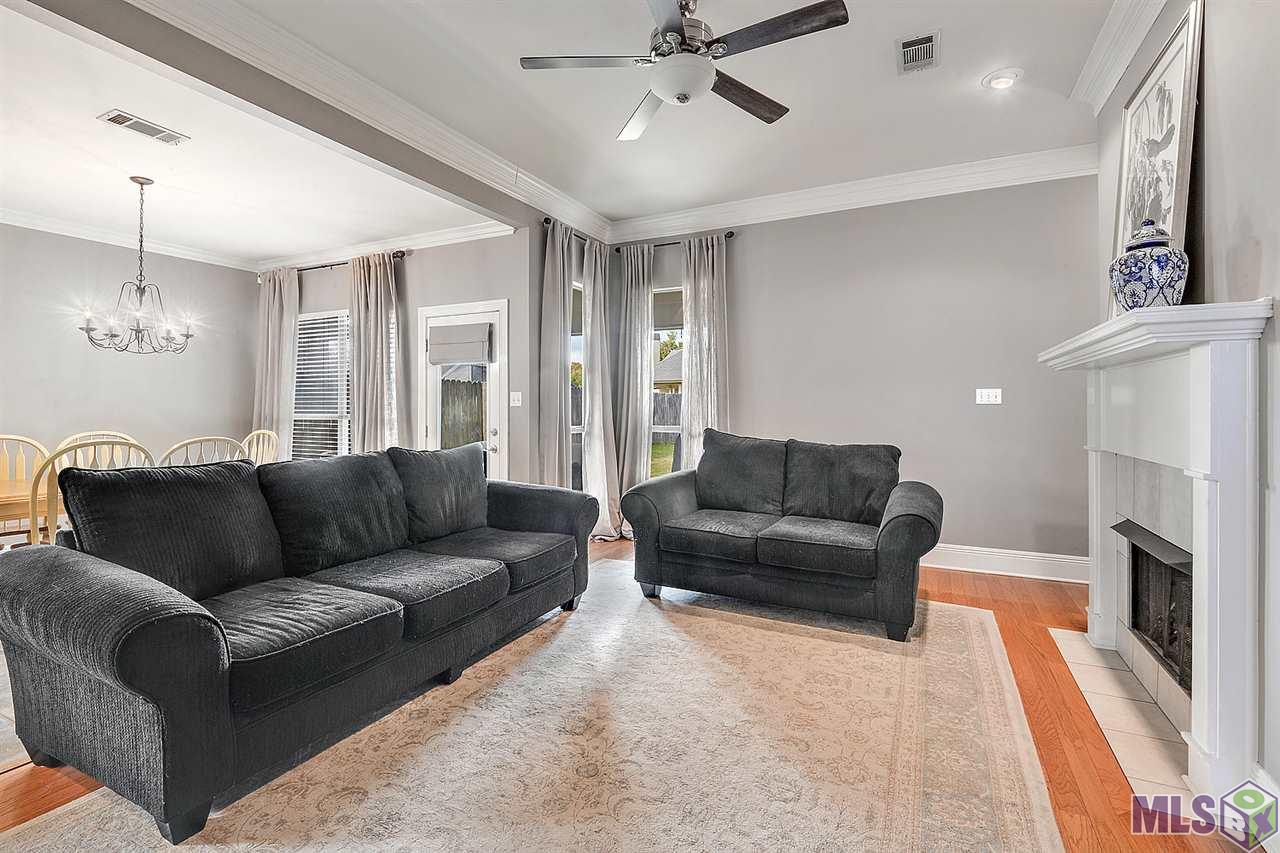 10549 Springpark Avenue Baton Rouge, LA 70810 - Photo 5 of 10 Living Room