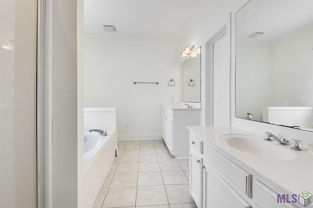 10549 Springpark Avenue Baton Rouge, LA 70810 - Photo 7 of 10 Master Bath