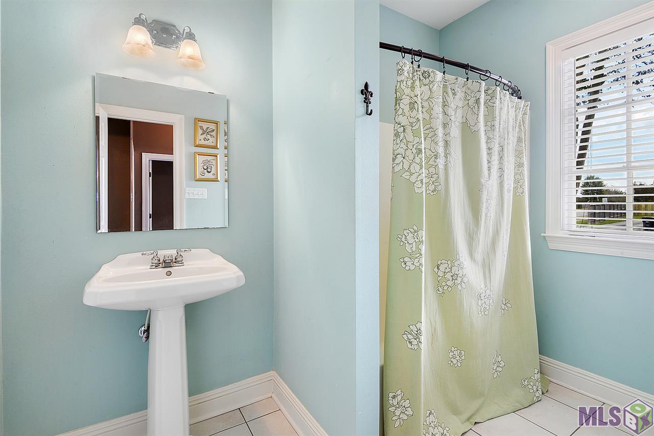 10549 Springpark Avenue Baton Rouge, LA 70810 - Photo 9 of 10 Guest Bath