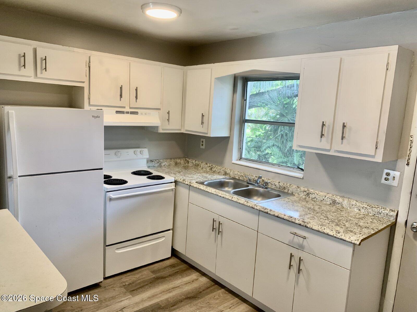 1624 Mitchell Street, Unit 3 Melbourne, FL 32901 - Photo 5 of 8 a kitchen with appliances a sink and cabinets